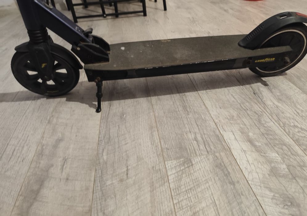 Trotineta Goodyear cu mânere pliabile