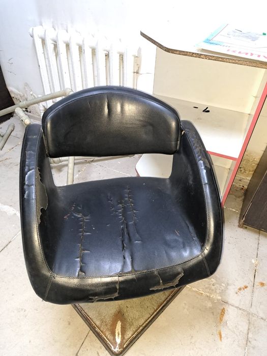 Продам кресло и столы для парикмахерской