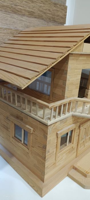 Деревянный игрушечный домик