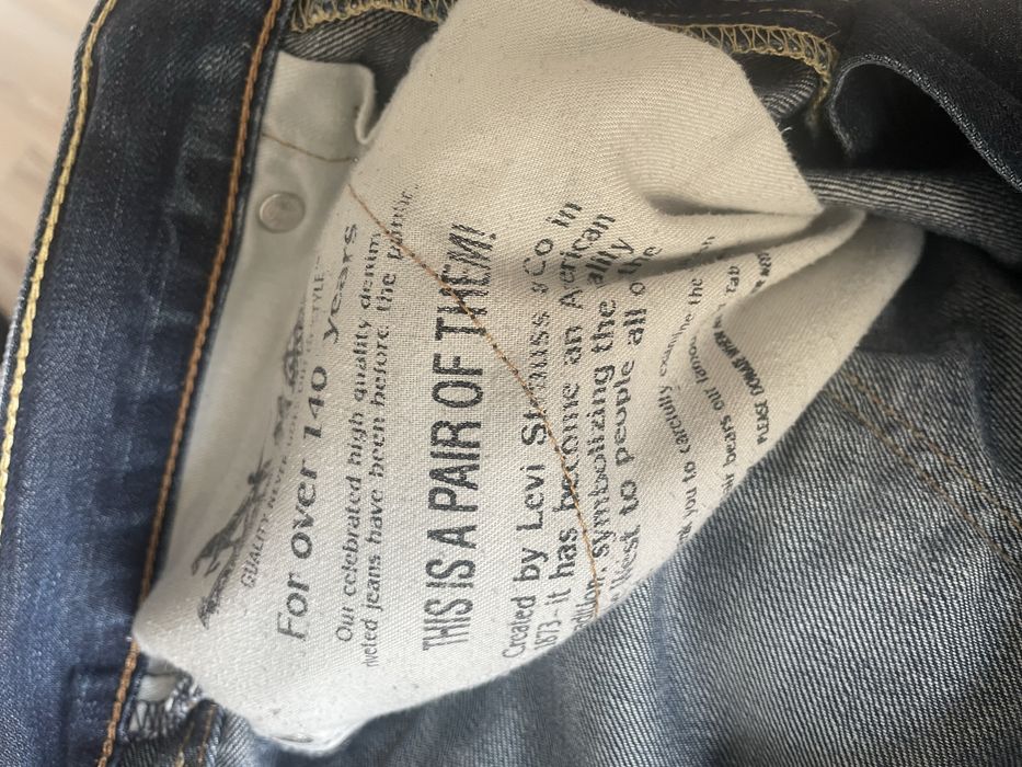 Blugi Levi s barbati