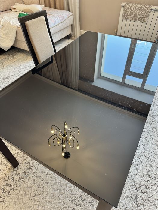 Стеклянный стол со стулями