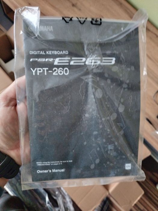 Сентезатор Yamaha  psr e 263 нова  с нотник