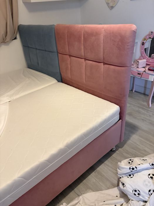 De vinzare un birou cu scaun , doua paturi tapitate cu somiera din metal , saltele, aproape noi, cu posibilitatea de depozitare ridicinduse somiera