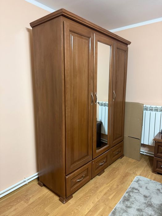 Mobilă dormitor din lemn masiv