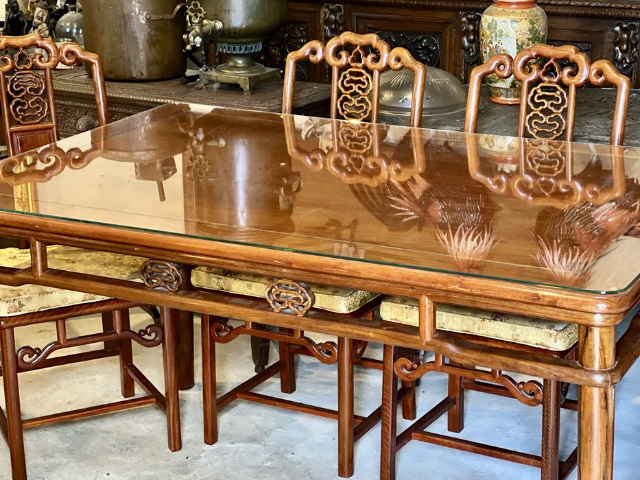 Masă din lemn masiv cu 4 scaune, stil asiatic, foarte elegantă și bine întreținută