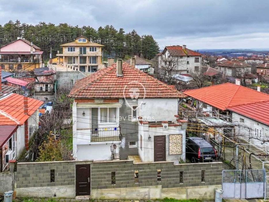 Двуетажна къща с парцел в Средец, област Бургас