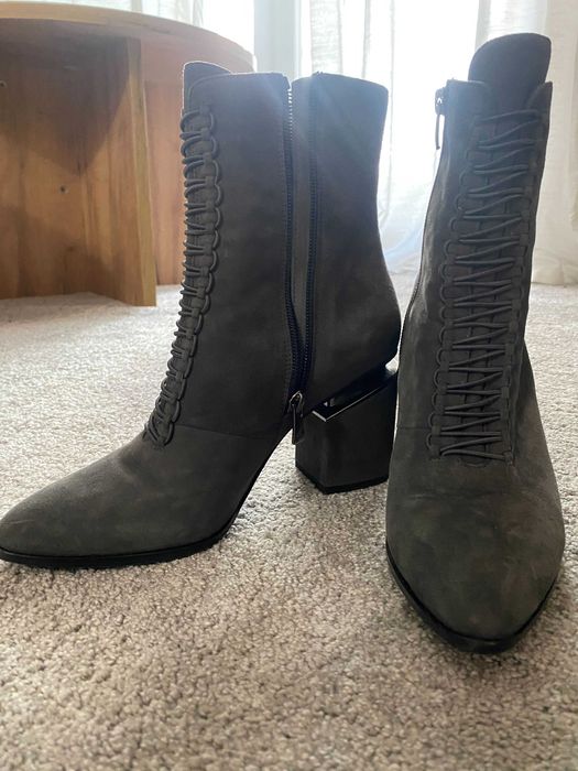 Сиви велурени боти Aquamarine