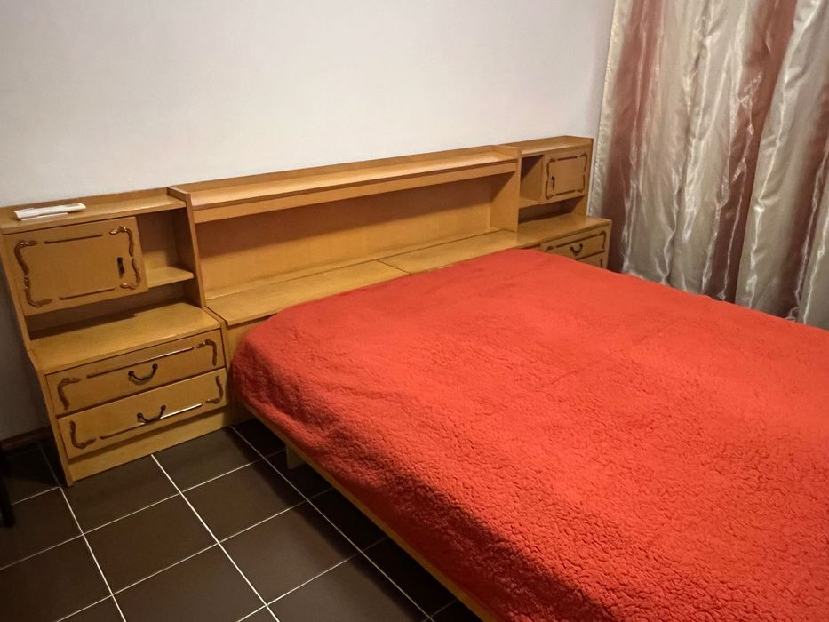 Спалня с матраци и скрин с огледало