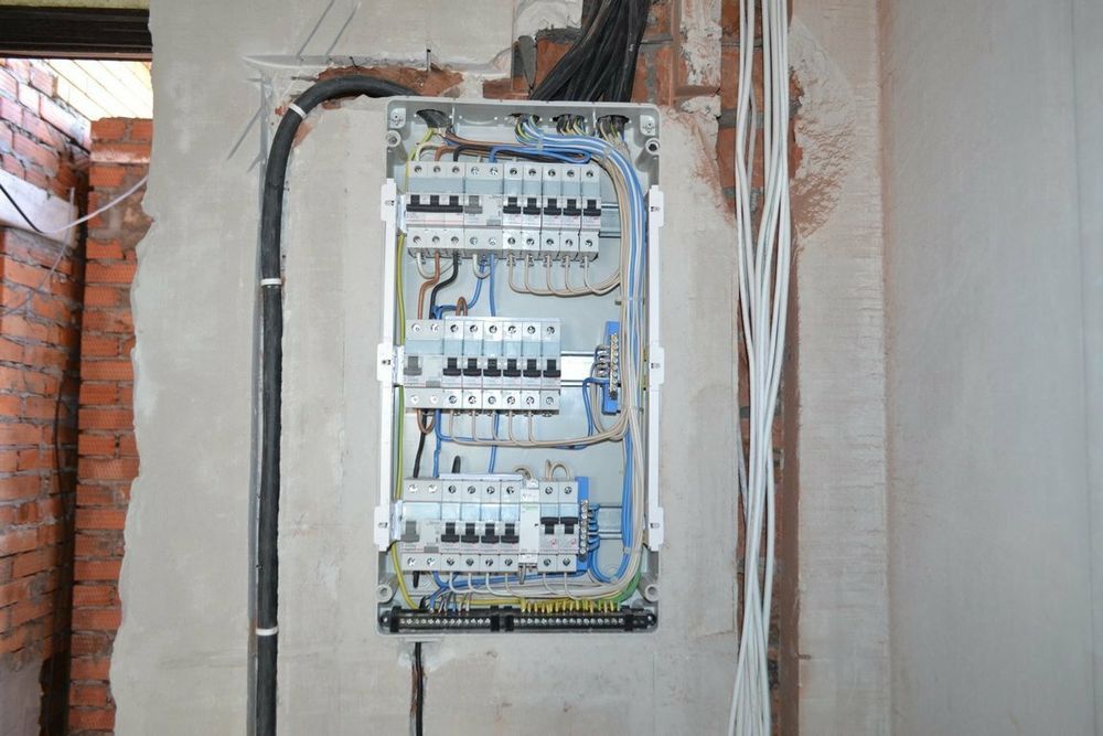 Молодой электрик