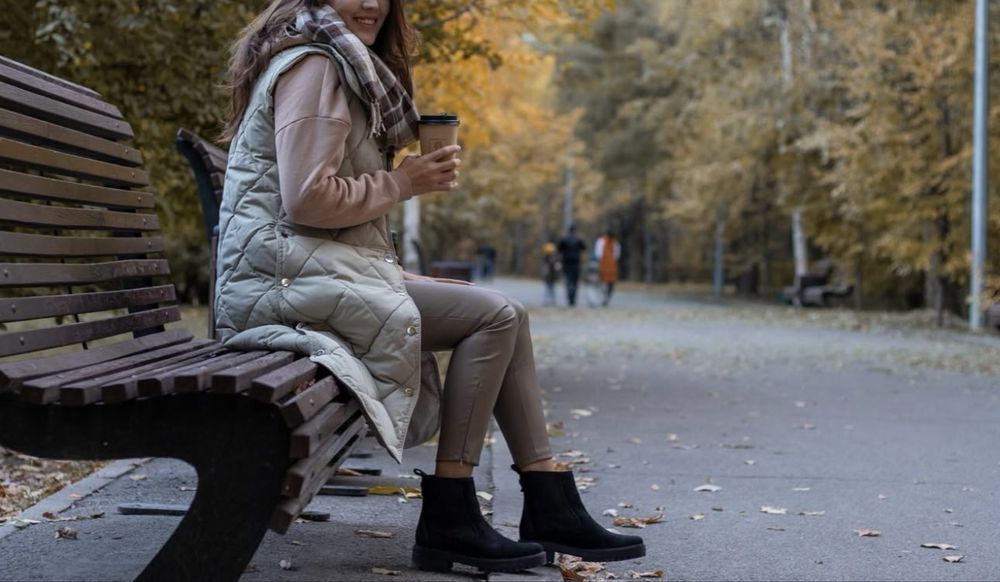 Безрукавка длинная в молочном оттенке