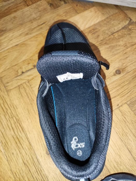 Продавам чисто нови работни обувки без защита