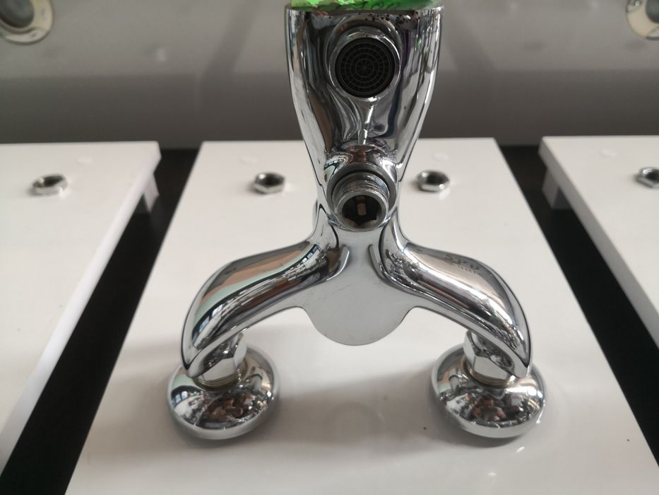 Смесител за баня с изход за слушалка