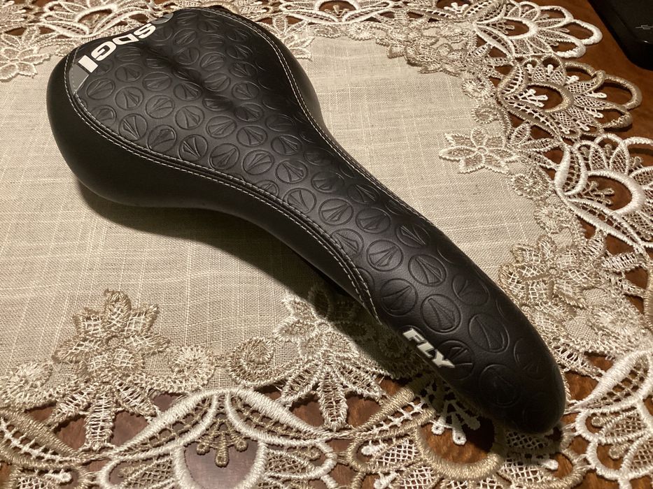 Седалка за велосипед карбонова