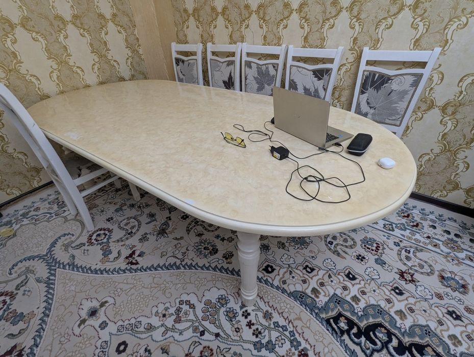 Стол со стульями