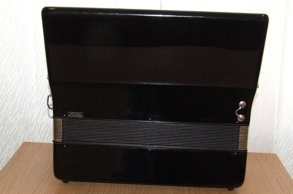 Acordeon Weltmeister Meteor, inclusiv valiza, Made in Germany, IMPECABIL