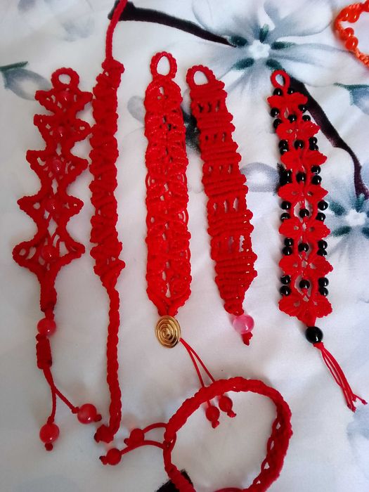 Гривни  изплетени с техника макраме 30 бр различни модели.