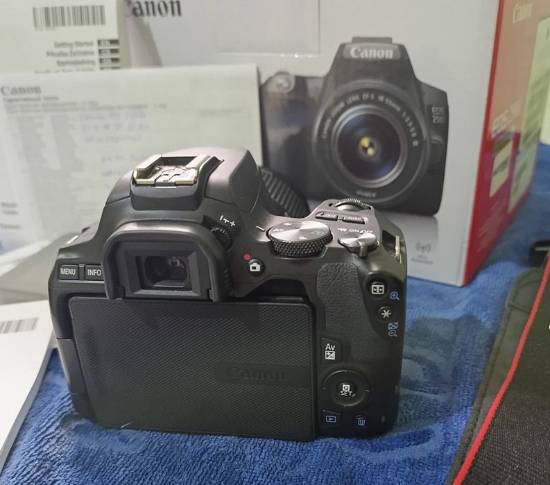 Canon 250d ideal holatda yangi