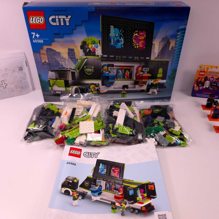 Vând LEGO City Gaming Tournament Truck (60388)[344 Piese] Set Complet