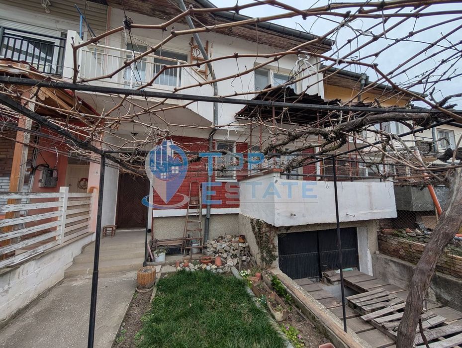 Двуетажна масивна къща в град Стражица