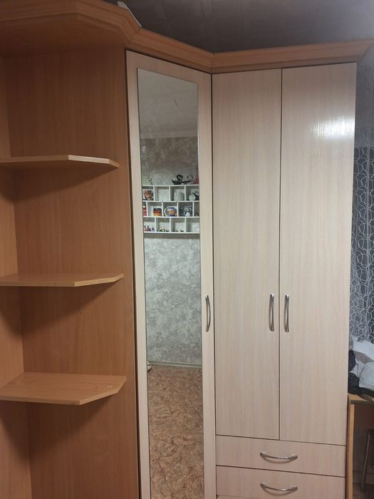 Продам шкаф со столом.