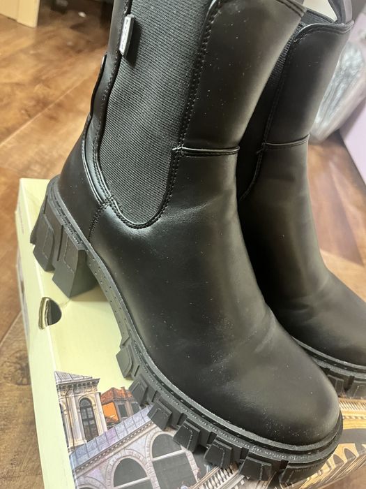 Продам женские ботинки