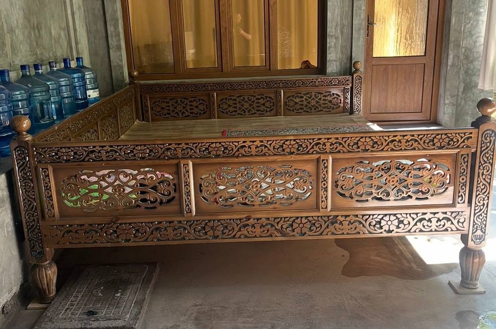 Yog'och tapchan.  O'ymakor naqshli katta o'lcham