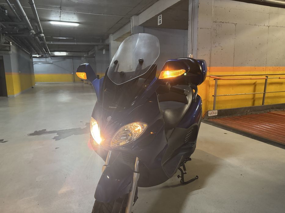 Piaggio x9/ variante piaggio mp3 sau Yamaha xmax