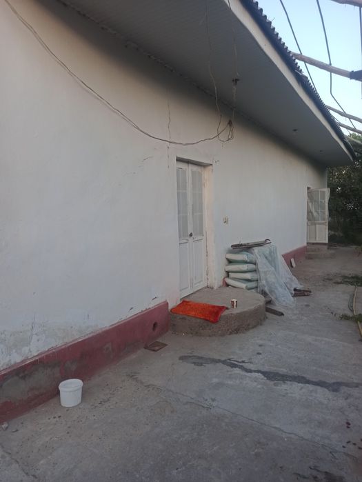 Uy 5 xona 2 ta korpus umumiy 10 xona 10 sotik tomorqa maydon