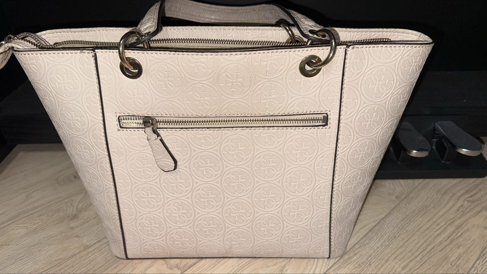 Сумка Guess в хорошем состоянии