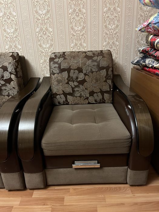 Продам диван и два кресла.