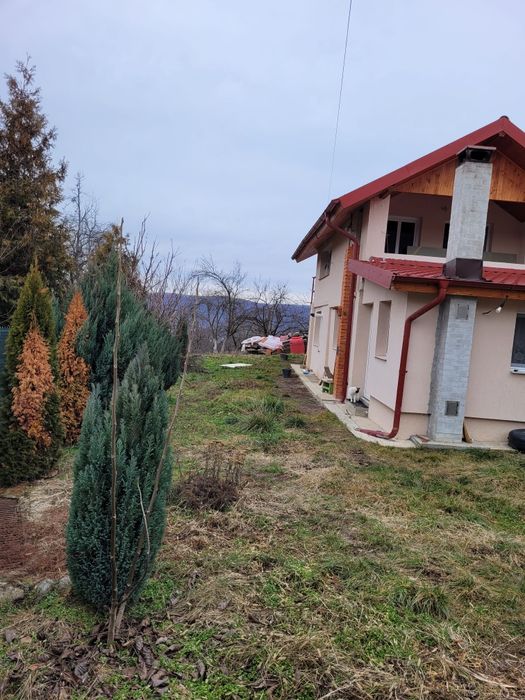 Vând casă într-o zonă superbă