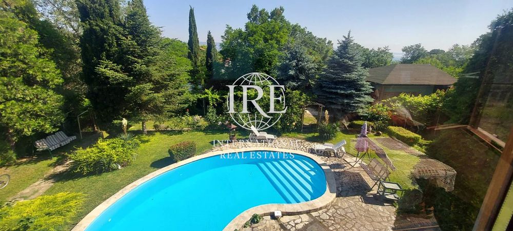 Триетажна къща с нескриваема морска панорама! Простор! Чист въздух, т