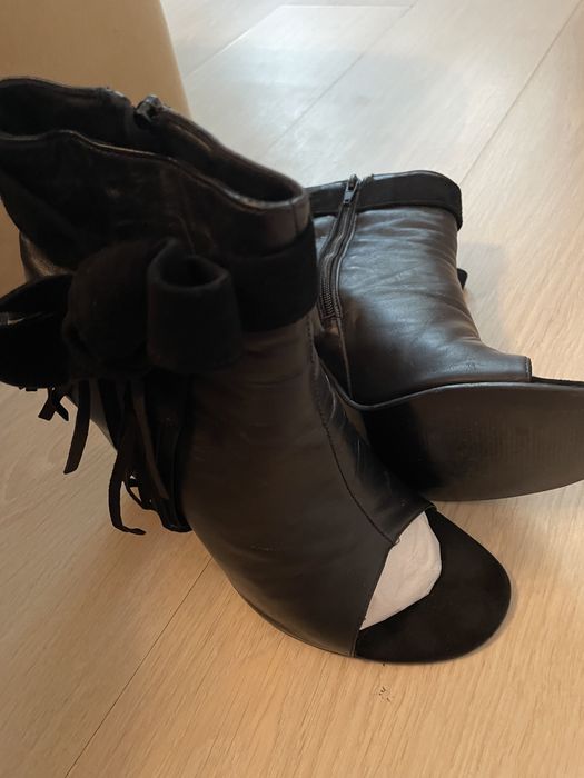 Botine din piele cu franjuri