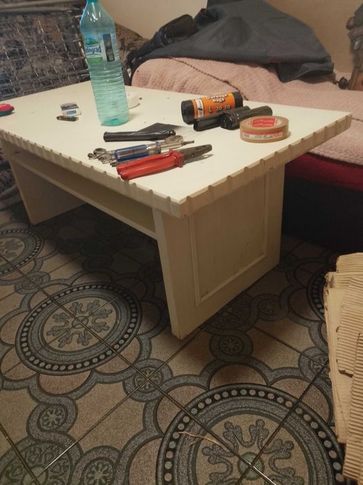 Продавам дървени холни маси