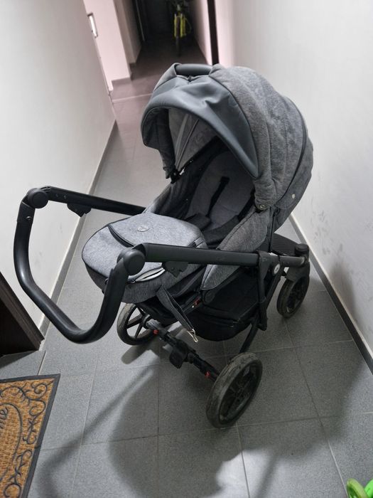 Детска количка с леки белези от ползване