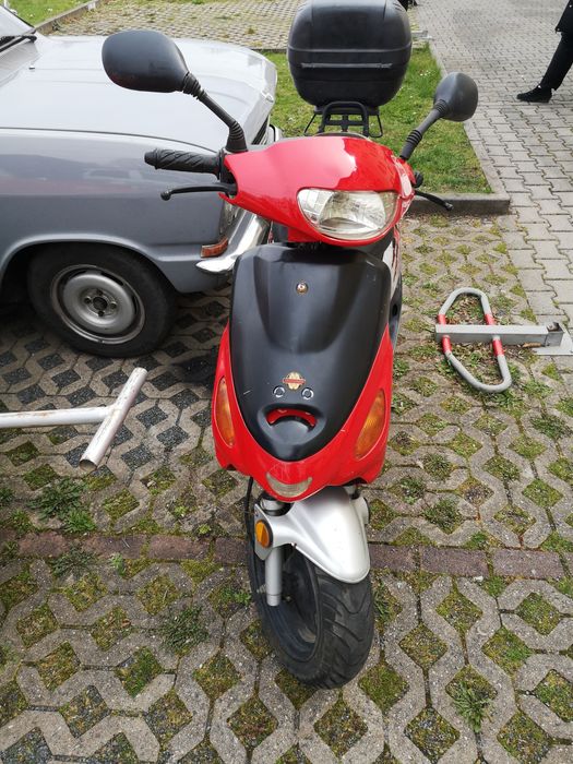 Продавам Скутер със чешки докоменти