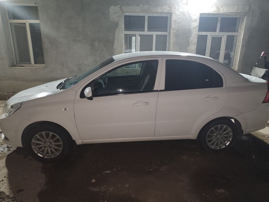 Srochno sotiladi nexia 3