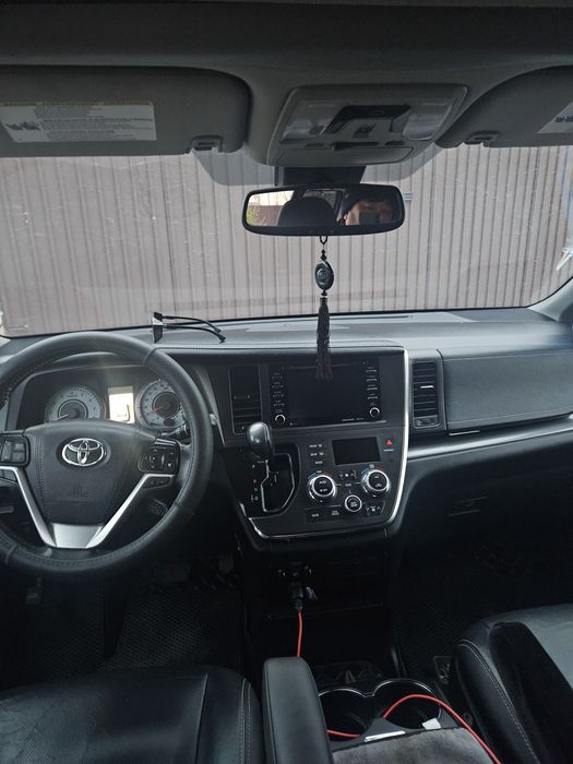 Тойота сиенна 2018