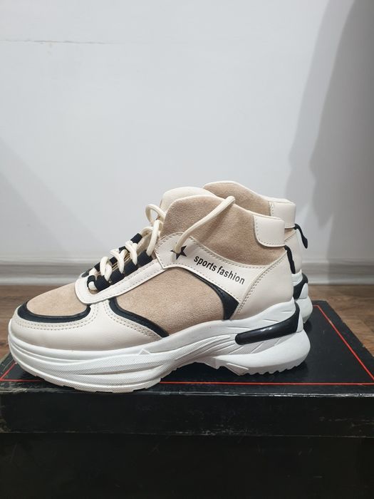 Продам женские кроссовки