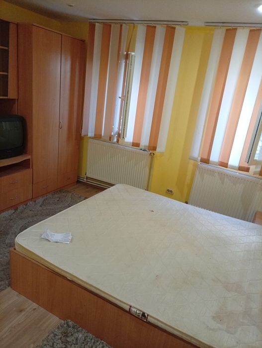 Închiriez  doua garsoniere