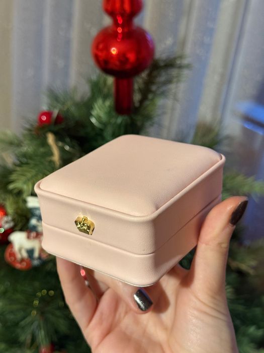 Колие със зелен камък