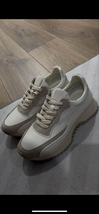 Продам новые кроссовки