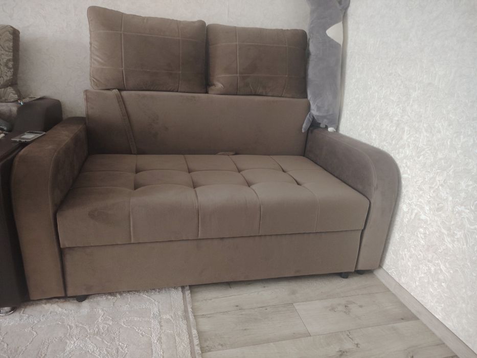 Продам мини диван срочно. Новый.      Раскладывается!.. .