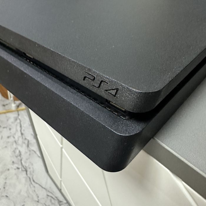 Sony PlayStation PS4 + 3 игры