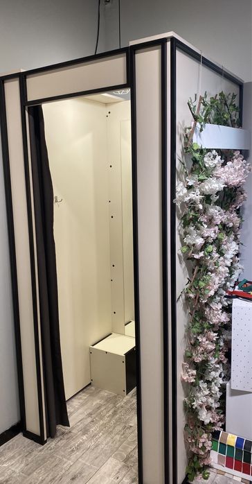 Canapea piele si mobilier showroom haine