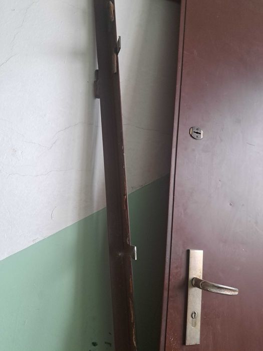 продавам метална врата с рамка,