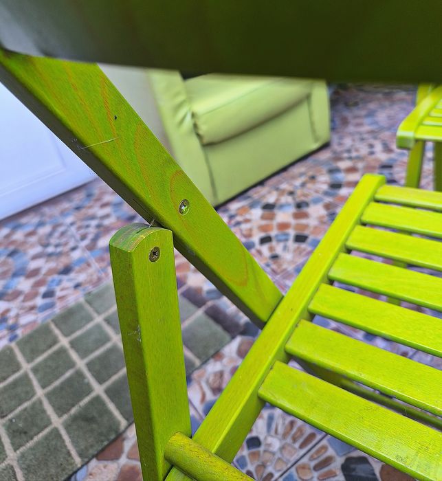 Vând două scaune pliabile verzi, din lemn tratat împotriva umezelii