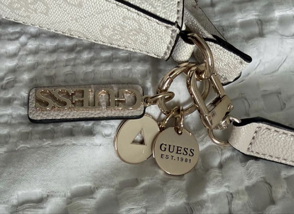 Сумка багет Guess
