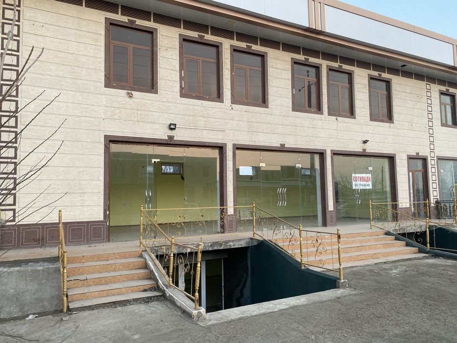 Buxoro viloyati peshku tumani markazidan 3 etajli obyekt sotiladi.