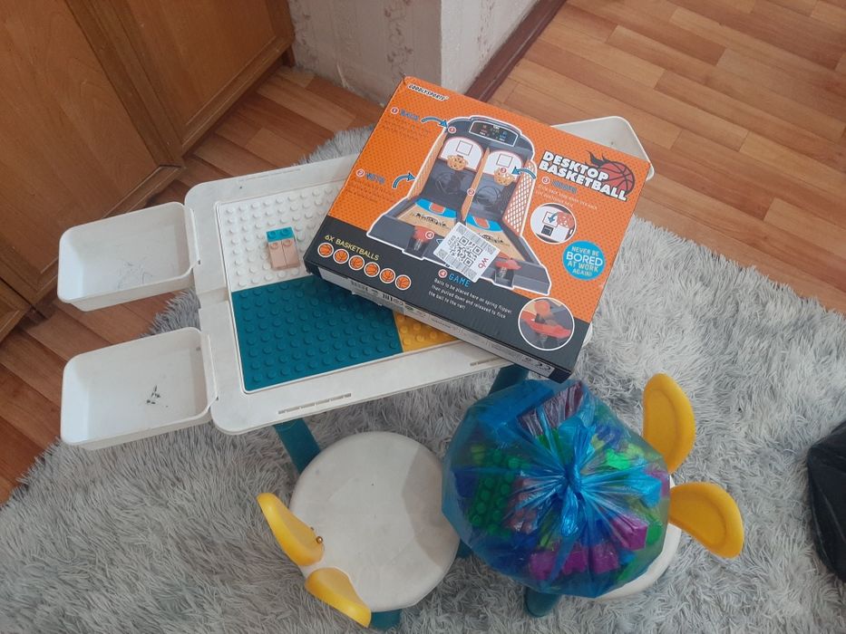 Конструктор со столом и стульями